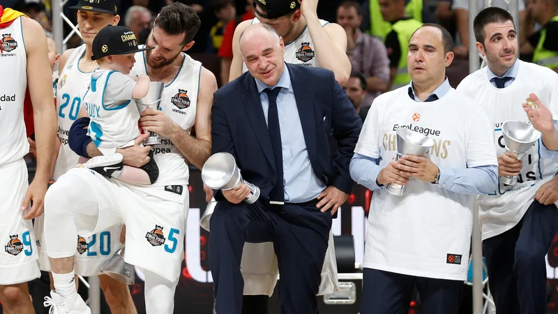 Fotografija: Trener Reala Pablo Laso (v sredini) se z varovanci vrača v Beograd, kjer je tudi s pomočjo najkoristnejšega igralca Luke Dončića s kraljevim klubom zadnjič zasedel evropski prestol. FOTO: Alkis Konstantinidis/Reuters