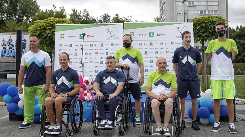 Fotografija: Tako se je lani pred odhodom na poletne paralimpijske igre v Tokio predstavila slovenska reprezentanca. FOTO: Blaž Samec/Delo
