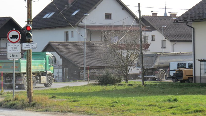 Fotografija: Težki tovornjaki vsak dan vozijo skozi naselje ob Gorenjski cesti. FOTO: Bojan Rajšek/Delo

