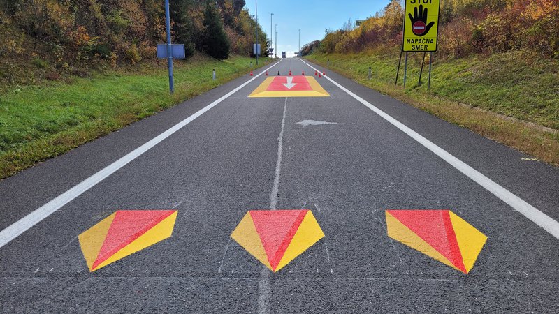Fotografija: Lani jeseni so ponekod uvedli sistem tridimenzionalnih talnih označb. Voznik, ki napačno zapelje na avtocesto, tako na vozišču zagleda iluzijo dvignjene ploščadi, ki ga opozarja, da vozi v napačno smer. FOTO: Dars
