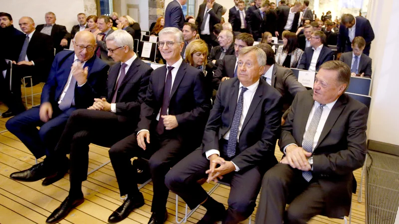 Fotografija: Leta 2017 so ob 70-letnici Rokometne zveze Slovenije žrebu lige prvakov na Ljubljanskem gradu prisostvovali predsednik EHF Michael Wiederer, predsednik RZS Franjo Bobinac, ljubljanski župan Zoran Janković in predsednik OKS Bogdan Gabrovec. FOTO: Roman Šipić