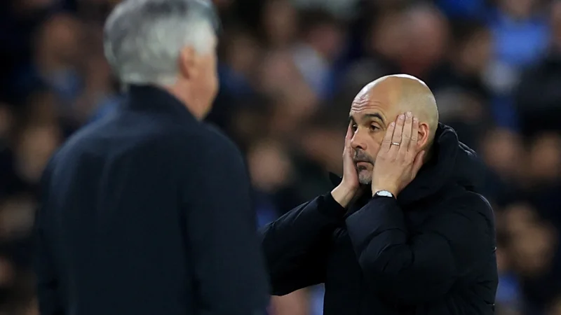 Fotografija: Trener Manchester Cityja Pep Guardiola ni najboljše volje sprejel drugega gola Karima Benzemaja. FOTO: Lee Smith/Reuters