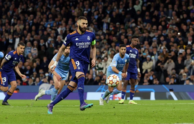 Z mojstrsko enajstmetrovko je Karim Benzema dosegel že svoj 14. gol v tej sezoni lige prvakov in 41. v vseh tekmovanjih. Tako učinkovit v karieri še ni bil. FOTO: Lee Smith/Reuters
