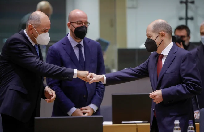 Tesne vezi med Janezom Janšo (levo, desno nemški kancler Olaf Scholz) in Viktorjem Orbánom so v Nemčiji skrbele za nelagodje. FOTO:&nbsp;Reuters
