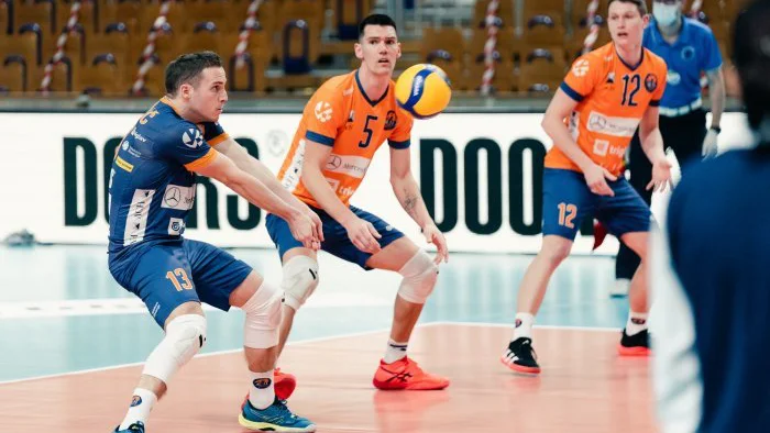 Fotografija: Jani Kovačič, levo pri sprejemu žoge, se je veselil četrtega naslova državnega prvaka v dresu oranžnih zmajev. FOTO: ACH Volley