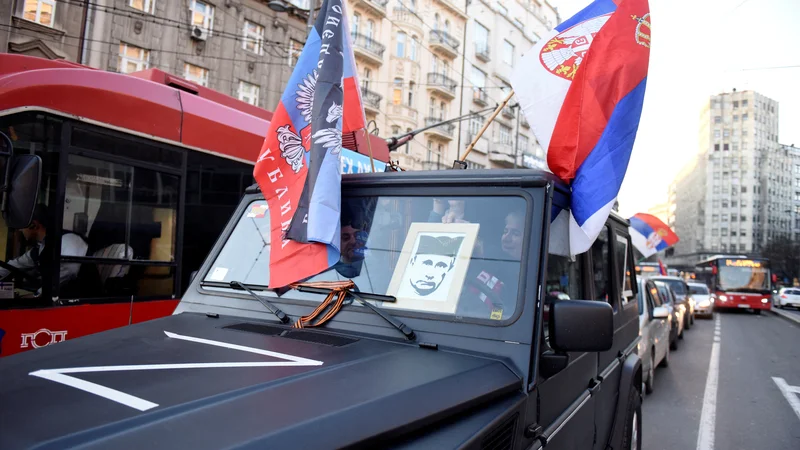 Fotografija: Podporniki ruskega predsednika Vladimirja Putina in njegove agresije na Ukrajino v Beogradu. FOTO: Zorana Jevtić/Reuters