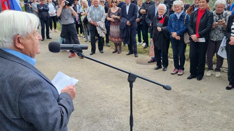 Fotografija: »Upam in želim, da bi Slovenci od zdaj hodili v isto smer. Po različnih poteh, a z istim ciljem,« je povedal Milan Kučan. FOTO: Arhiv Dela