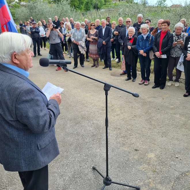 »Upam in želim, da bi Slovenci od zdaj hodili v isto smer. Po različnih poteh, a z istim ciljem,« je povedal Milan Kučan. FOTO: Arhiv Dela