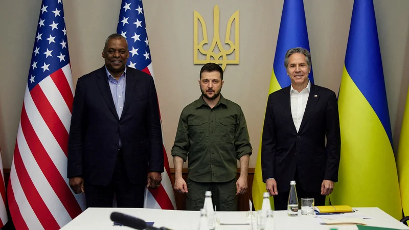 Fotografija: Ukrajinski predsednik Volodimir Zelenski (na sredini) z ameriškim ministrom za obrambo Lloydom Austinom (levo) in ministrom za zunanje zadeve Antonyjem Blinknom Foto Reuters