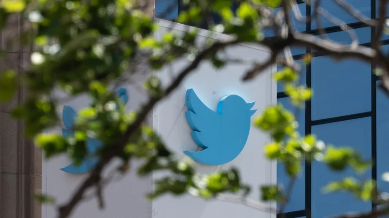 Twitterjev logotip na sedežu družbe v San Franciscu. Foto Amy Osborne/Afp