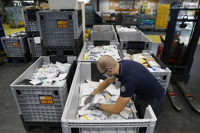 Na Pošti Sloveniji slej ko prej pričakujejo vstop Pošte Avstrija na slovenski trg. Paketni posel je tam že prerasel poštnega. FOTO: Leon Vidic/Delo
