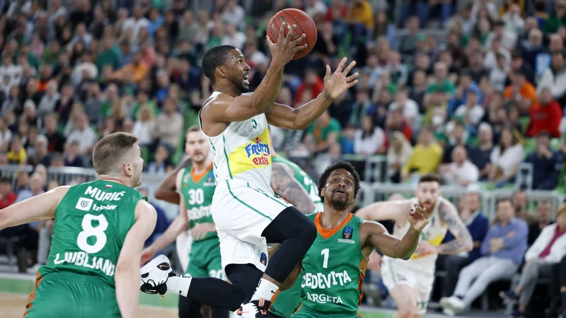 Fotografija: Derek Needham (z žogo) in Yogi Ferrell (1) sta v polnih Stožicah dosegla po 20 točk, veselil pa se je branilec gostov. FOTO: Cedevita Olimpija
