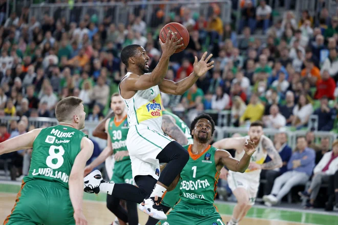 Derek Needham (z žogo) in Yogi Ferrell (1) sta v polnih Stožicah dosegla po 20 točk, veselil pa se je branilec gostov. FOTO: Cedevita Olimpija
