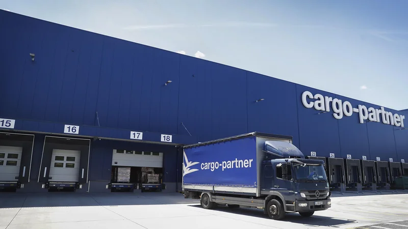 Fotografija: Karierne priložnosti se zaposlenim pokažejo tudi za delo znotraj celotne skupine cargo-partner po svetu. FOTO: Leon Vidic/Delo
