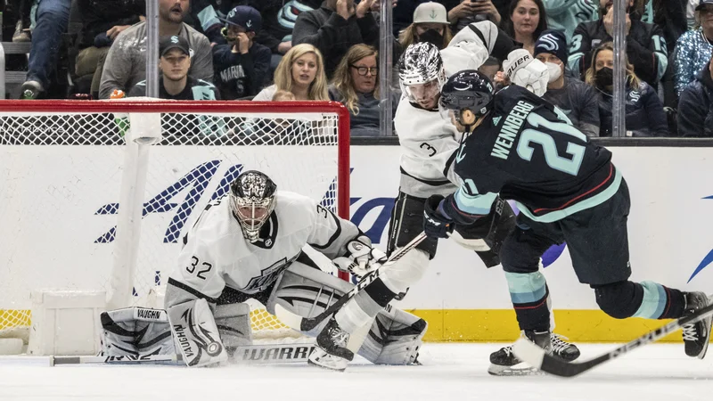 Fotografija: Legendarni Jonathan Quick ustavlja poskus Alexa Wennberga v prvi tretjini dvoboja v dvorani Climate Pledge Arena. FOTO: Stephen Brashear/USA Today Sports
