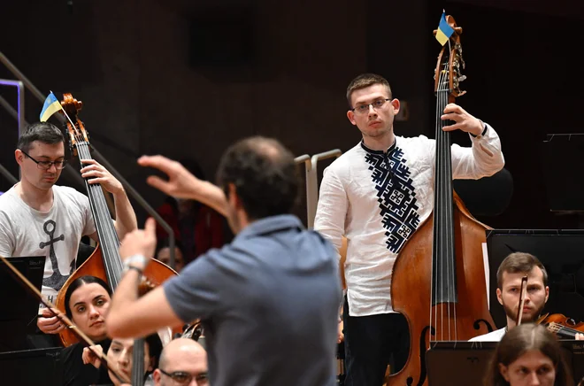 Kijevski filharmoniki med vajo v berlinski filharmoniji. FOTO: Tobias Schwarz/Afp
