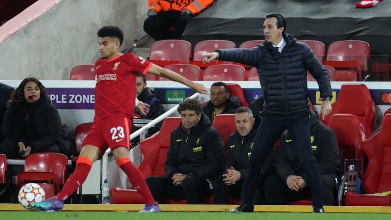 Fotografija: Liverpoolov napadalec Luis Diaz ob trenerju Villarreala Unaiju Emeryju. FOTO: Carl Recine/Reuters
