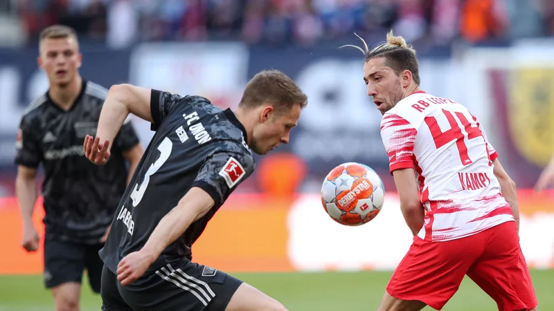 Fotografija: Kevin Kampl (desno) ob Paul Jaecklu na domači ligaški tekmi z Unionom iz Berlina, ki so jo rdeči biki v soboto presenetljivo izgubili z 1:2. Vse od prihoda trenerja Tedesca so namreč skoraj nepremagljivi, to je bil šele njihov tretji poraz v dobrih štirih mesecih v vseh tekmovanjih. FOTO: Ronny Hartmann/AFP