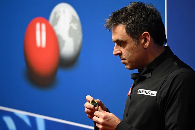 Ronnie O&#39;Sullivan se pripravlja na udarec v drugem kolu turnirja, ko se je pomeril s Severnim Ircem&nbsp;Markom Allenom.&nbsp;FOTO: Oli Scarff/AFP
