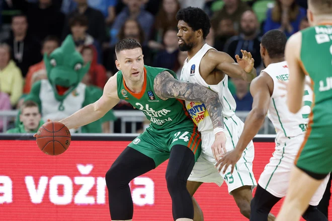 Center Cedevite Olimpije Alen Omić se je tako kot nekdanji delodajalci s Kanarskih otokov moral posloviti v četrtfinalu. FOTO: Cedevita Olimpija
