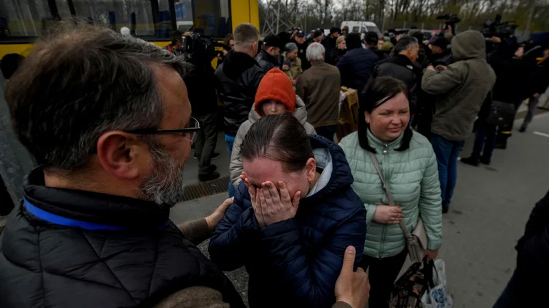 Fotografija: Ljudje, ki so odšli iz Mariupolja, so doživeli olajšanje, a skrbi jih za tiste, ki so ostali v mestu. Številnih najbrž nikoli ne bodo našli. FOTO: Ed Jones/AFP