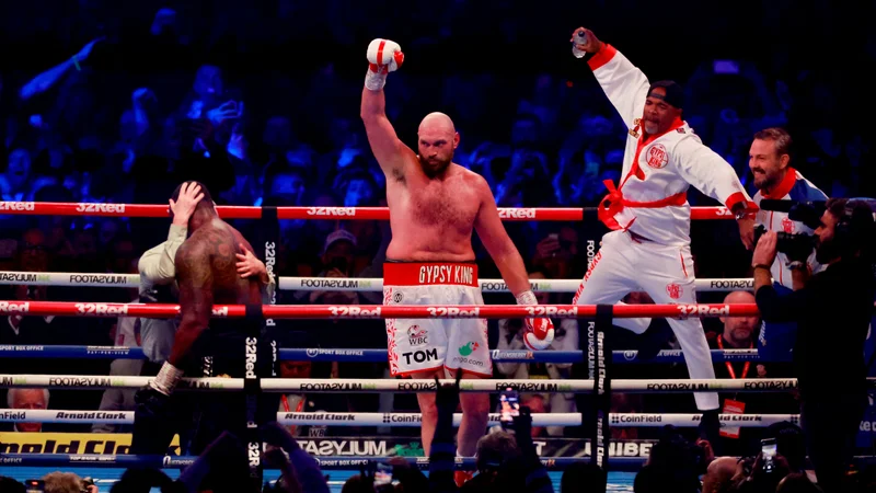 Fotografija: Tyson Fury je v šesti rundi s silovitim aperkatom dokončal delo v obračunu z rojakom Dillianom Wytom. FOTO: Peter Cziborra/Reuters