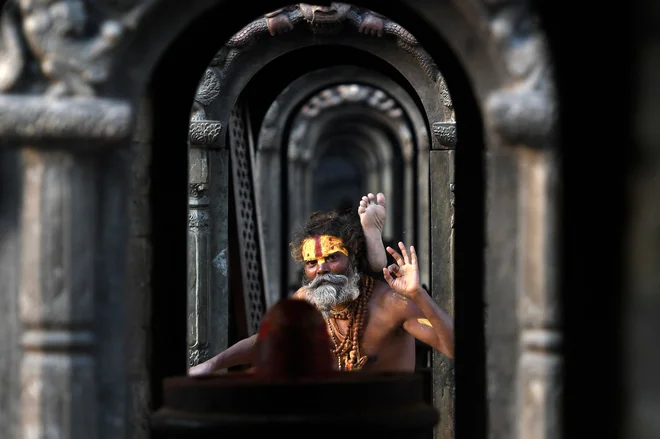 Sadhu ali hindujski svečenik pozira za fotografu na območju templja Pashupatinath v Katmanduju. Foto: Prakash Mathema/Afp
