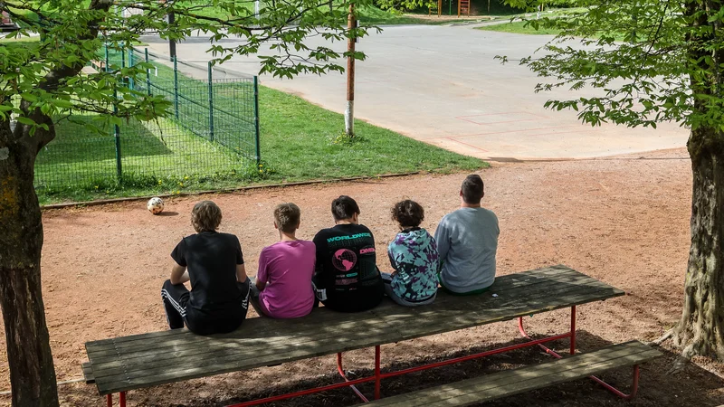 Fotografija: Večina otrok bi bila verjetno raje doma ali na počitnicah kot v šoli, a ta je nujna ne le zaradi pridobivanja znanja. FOTO: Črt Piksi