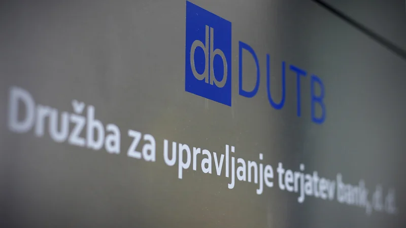 Fotografija: Zakon o slabi banki glede pravnega nasledstva DUTB določa, da njeno premoženje ter pravice in obveznosti preidejo na SDH, pri čemer pravno nasledstvo DUTB podrobneje uredi vlada s podzakonskim aktom. FOTO: Leon Vidic/Delo