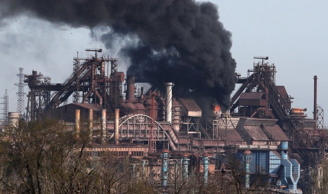 V zadnjem času se je pojavilo tudi več poročil o požarih v ruskih skladiščih goriva ob meji z Ukrajino, pri čemer ni bilo jasno, ali je šlo za nesreče, sabotaže ali ukrajinske napade. FOTO: Alexander Ermochenko/Reuters
