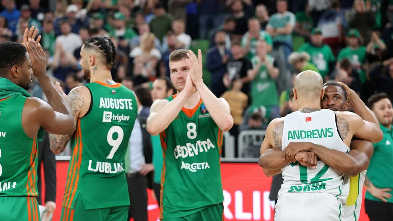 Fotografija: Edo Murić, Zach Auguste & Co. so razočarano pozdravili polne tribune, Andrew Andrews in Derek Needham sta se navdušeno objela. FOTO: Cedevita Olimpija