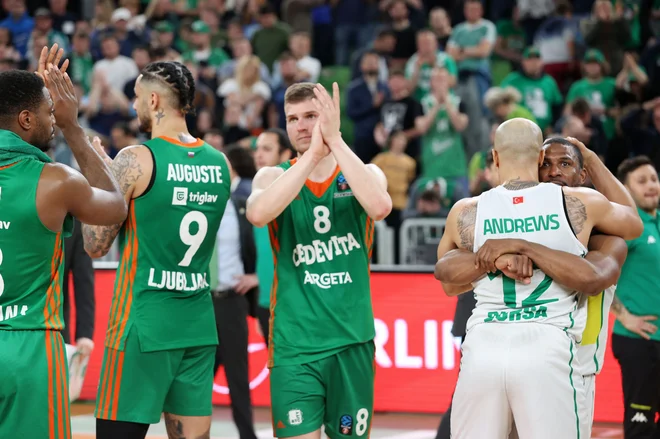 Edo Murić, Zach Auguste &amp; Co. so razočarano pozdravili polne tribune, Andrew Andrews in Derek Needham sta se navdušeno objela. FOTO: Cedevita Olimpija
