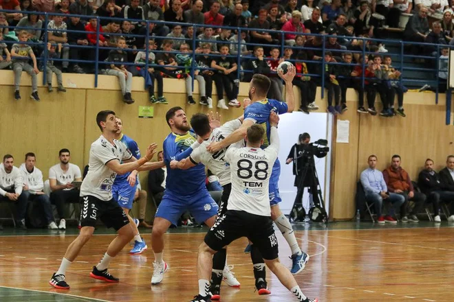 Celje se je nazadnje v Trebnjem izvleklo z zmago, čeprav je dve minuti pred koncem zaostajalo za tri gole. FOTO: RZS
