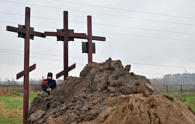 Pogreb ubitih v Buči. FOTO: Sergei Supinsky/AFP
