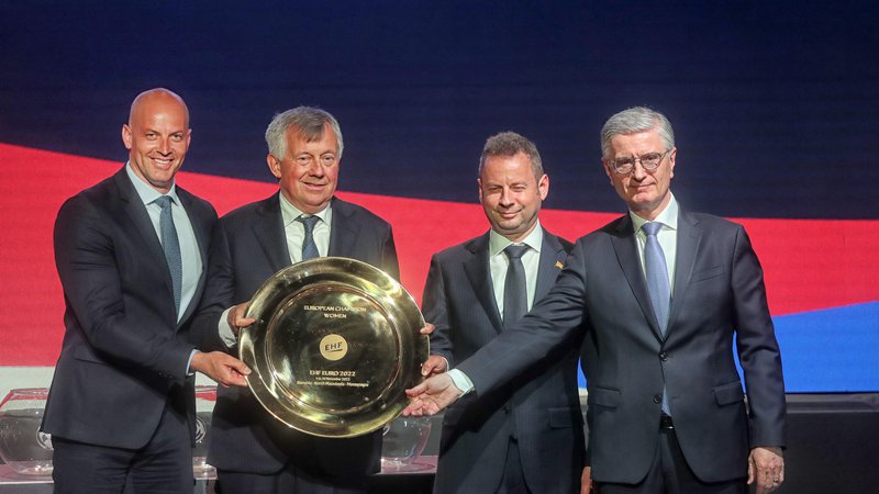 Fotografija: Na Ljubljanskem gradu so na ogled postavili zlati krožnik za evropske prvakinje, drugi z leve predsednik EHF Michael Wiederer, desno predsednik RZS Franjo Bobinac. Foto Blaž Samec
