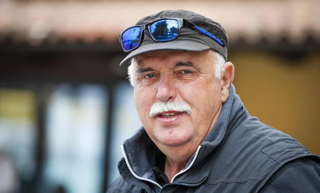 Redno piše pesmi, občasno, kadar ga prime, pa tudi slika. FOTO: Matej Družnik