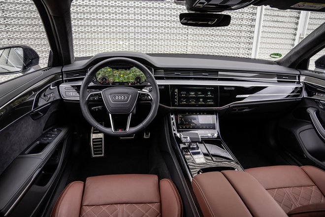 Audi A8 ni nov, je pa osvežen. Sprednji del se ponaša s prenovljeno masko in novimi lučmi, ki lahko svetijo tudi z digitalno tehnologijo. FOTO: Audi
