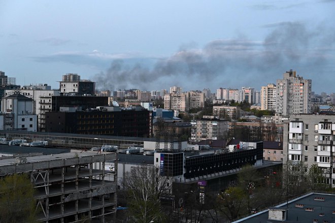 Nad Kijevom se vije dim po včerajšnjem raketnem napadu. FOTO: Sergey Volskiy/Afp
