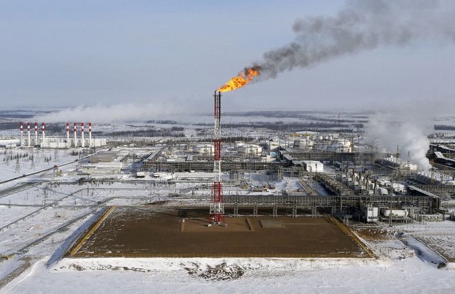 Naftno polje ruskega podjetja Rosneft pri mestu Krasnojarsk. FOTO: Sergei Karpukhin/Reuters
