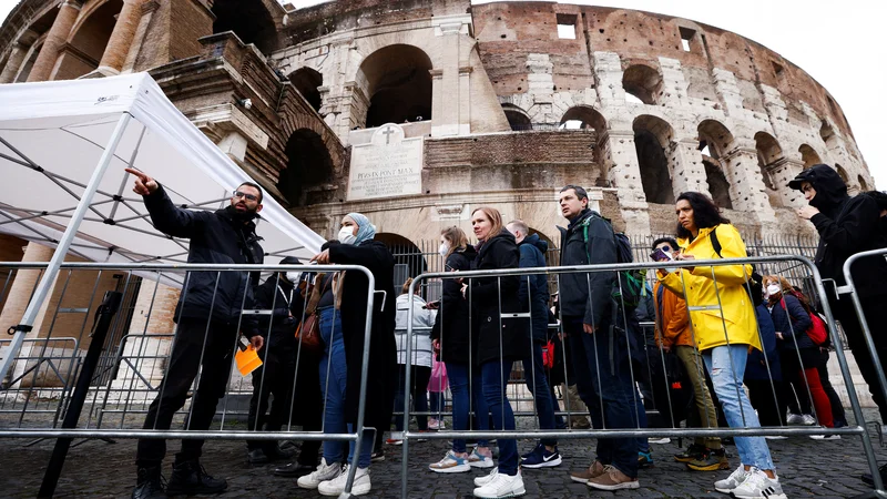 Fotografija: Po odpravi izrednih razmer v državi konec marca bodo konec aprila v celoti odpravili tudi potrdilo PCT. FOTO: Guglielmo Mangiapane/Reuters