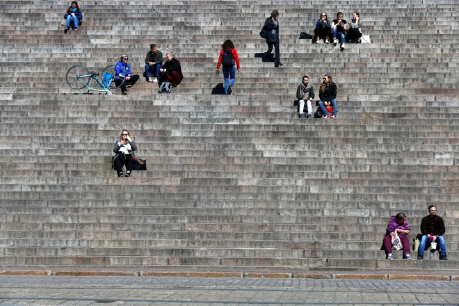 V mrku vrednot, zapiše Kovačič Peršin, se je treba zateči k miru kot stanju duha in ključu vrednot proti surovosti ideoloških nagovorov in izključevanja. FOTO: Ints Kalnins/Reuters
