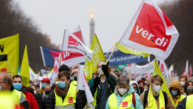 Fotografija: Protesti sindikata Verdi v Berlinu konec lanskega leta.

FOTO: Michele Tantussi/REUTERS
