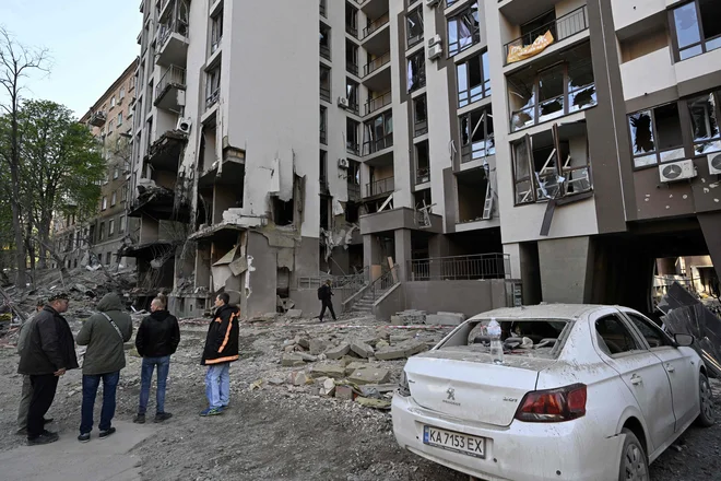 Ena od raket, ki so na Kijev padle 28. aprila, je zadela  stanovanjski blok. Več ljudi je bilo ranjenih, umrla je ena oseba, novinarka Radia Svoboda. FOTO: Genya Savilov/Afp
