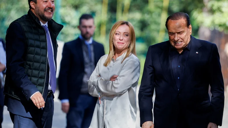 Fotografija: Če se ji desnica ne bo pridružila in podredila, se bo Giorgia Meloni (v sredini, levo Matteo Salvini, desno Silvio Berlusconi) prihodnje leto v volilni boj zagnala sama. FOTO: Guglielmo Mangiapane/Reuters