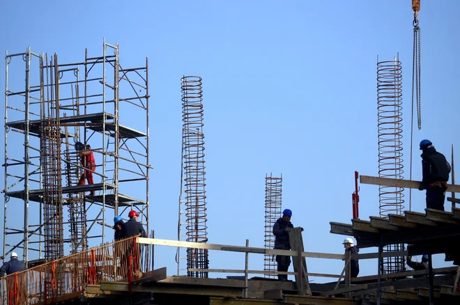 Gradbena dela na visokih objektih so se od začetka lanskega leta podražila za okoli 30 odstotkov. FOTO: Roman Šipić/Delo
