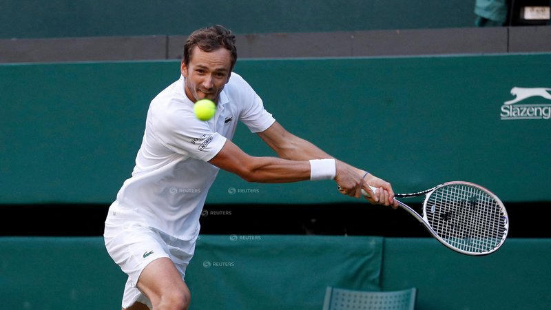 Fotografija: Daniila Medvedjeva, drugouvrščenega igralca na svetovni teniški lestvici, letos v Wimbledonu ne bo. FOTO: Peter Nicholls/Reuters
