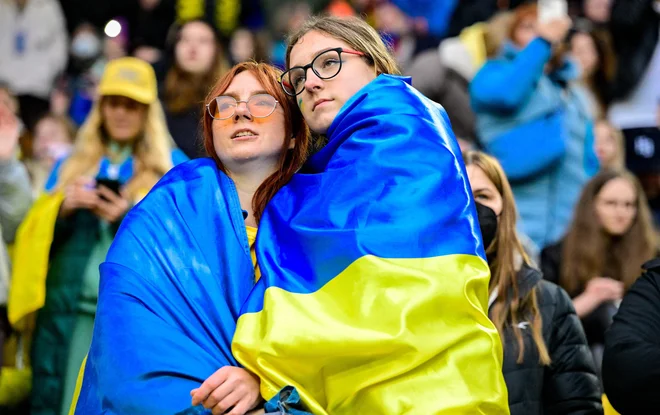 Navijači na prijateljski dobrodelni tekmi med Borussio Dortmund in kijevskim Dynamom v Dortmundu. FOTO: Sascha Schuermann/Afp
