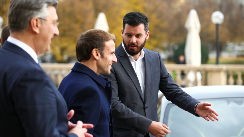 Fotografija: Mate Rimac (desno) se je srečal tudi s francoskim predsednikom Emmanuelom Macronom (v sredini), predsednico evropske komisije Ursulo von der Leyen in podjetnikom Elonom Muskom. FOTO: Antonio Bronic/Reuters
