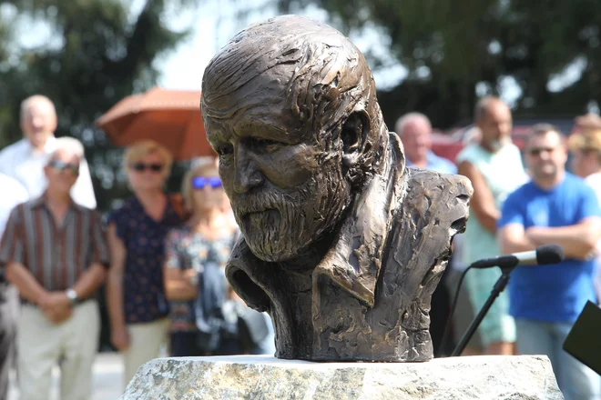 V Resniku na Zreškem Pohorju stoji kip Marjana Skumavca, novinarja črne kronike, ki je svoja temačna doživetja prelil tudi na platno. FOTO: Igor Modic
