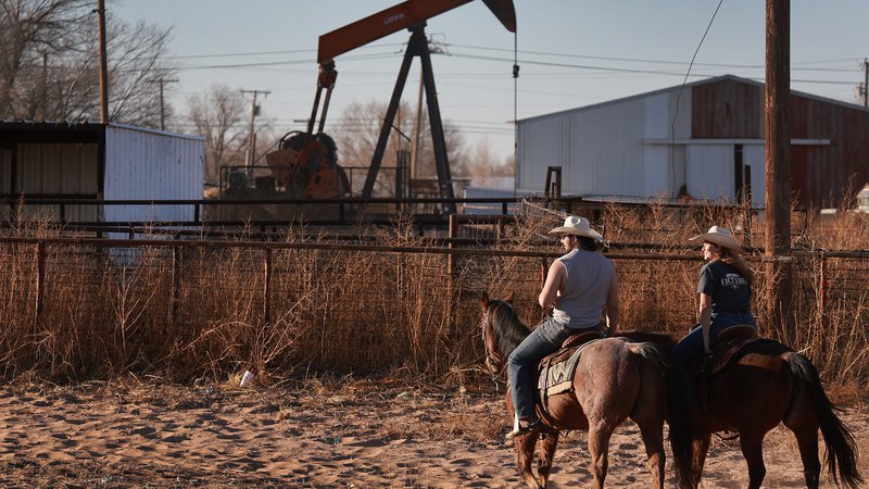 Fotografija: Pridobivanje fosilnih goriv v teksaški "Midessi". Foto: JOE RAEDLE/GETTY IMAGES NORTH AMERICA/Getty Images via AFP)
